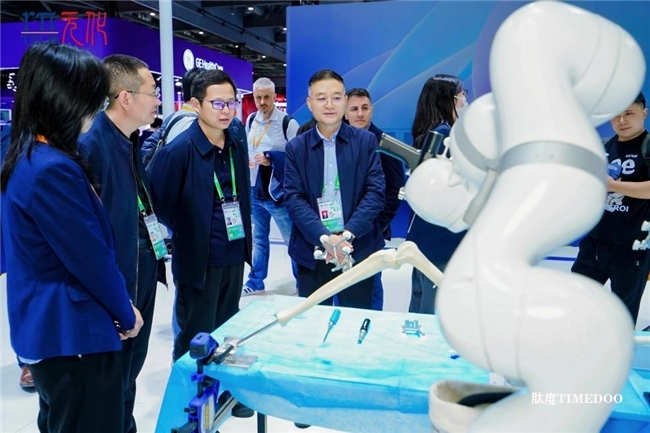 全球首創(chuàng)“五合一”錕铻?全骨科手術(shù)機(jī)器人亮相進(jìn)博會(huì)  元化智能連續(xù)三年參展實(shí)現(xiàn)跨越式發(fā)展-肽度TIMEDOO