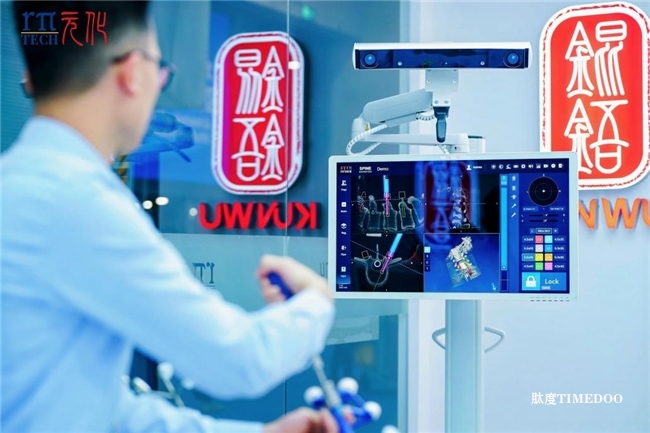 全球首創(chuàng)“五合一”錕铻?全骨科手術(shù)機(jī)器人亮相進(jìn)博會(huì)  元化智能連續(xù)三年參展實(shí)現(xiàn)跨越式發(fā)展-肽度TIMEDOO