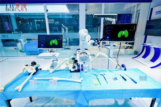 全球首創(chuàng)“五合一”錕铻?全骨科手術(shù)機(jī)器人亮相進(jìn)博會(huì)  元化智能連續(xù)三年參展實(shí)現(xiàn)跨越式發(fā)展-肽度TIMEDOO