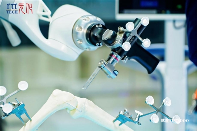 全球首創(chuàng)“五合一”錕铻?全骨科手術(shù)機(jī)器人亮相進(jìn)博會(huì)  元化智能連續(xù)三年參展實(shí)現(xiàn)跨越式發(fā)展-肽度TIMEDOO