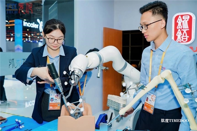 全球首創(chuàng)“五合一”錕铻?全骨科手術(shù)機(jī)器人亮相進(jìn)博會(huì)  元化智能連續(xù)三年參展實(shí)現(xiàn)跨越式發(fā)展-肽度TIMEDOO